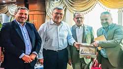  نشست تعدادی از مسئولین ارشد غرب خراسان با وزیر بهداشت، درمان و آموزش پزشکی